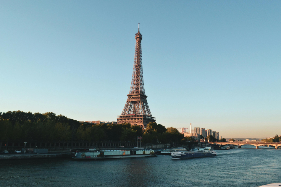 Tour Eiffel au bord de la Seine