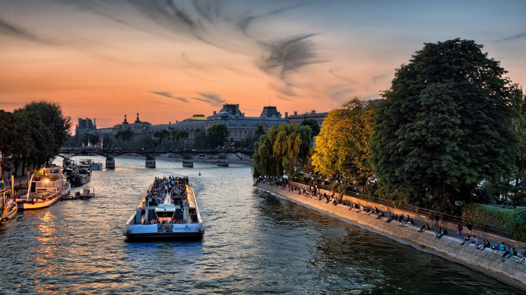 Un bateau-mouche sur la Seine à Paris